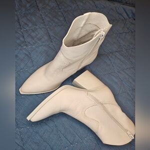 Steve Madden White Leather Western ankle booties. Never worn! Size 7.5
